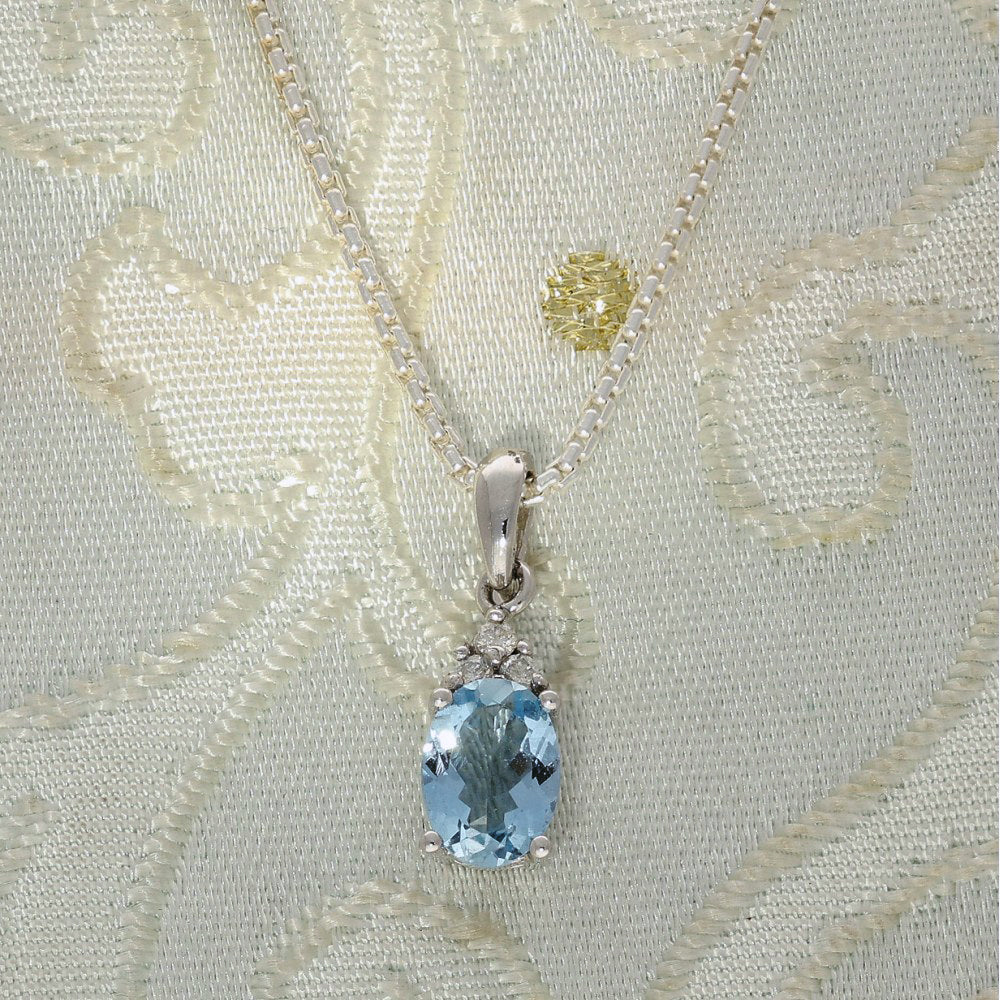 18ct White Gold Oval Aquamarine & Diamond Pendant