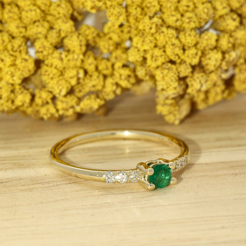 9ct Yellow Gold Emerald Solitaire with Diamond Shoulders Ring