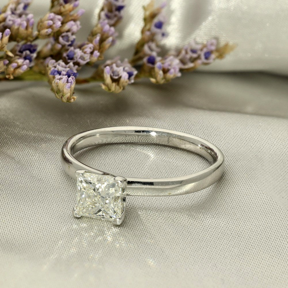 Pre-owned 9ct White Gold 0.90ct Princess Cut Diamond Solitaire Ring