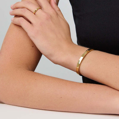 886 The Royal Mint - Decus Hinged Bangle 9ct Yellow Gold