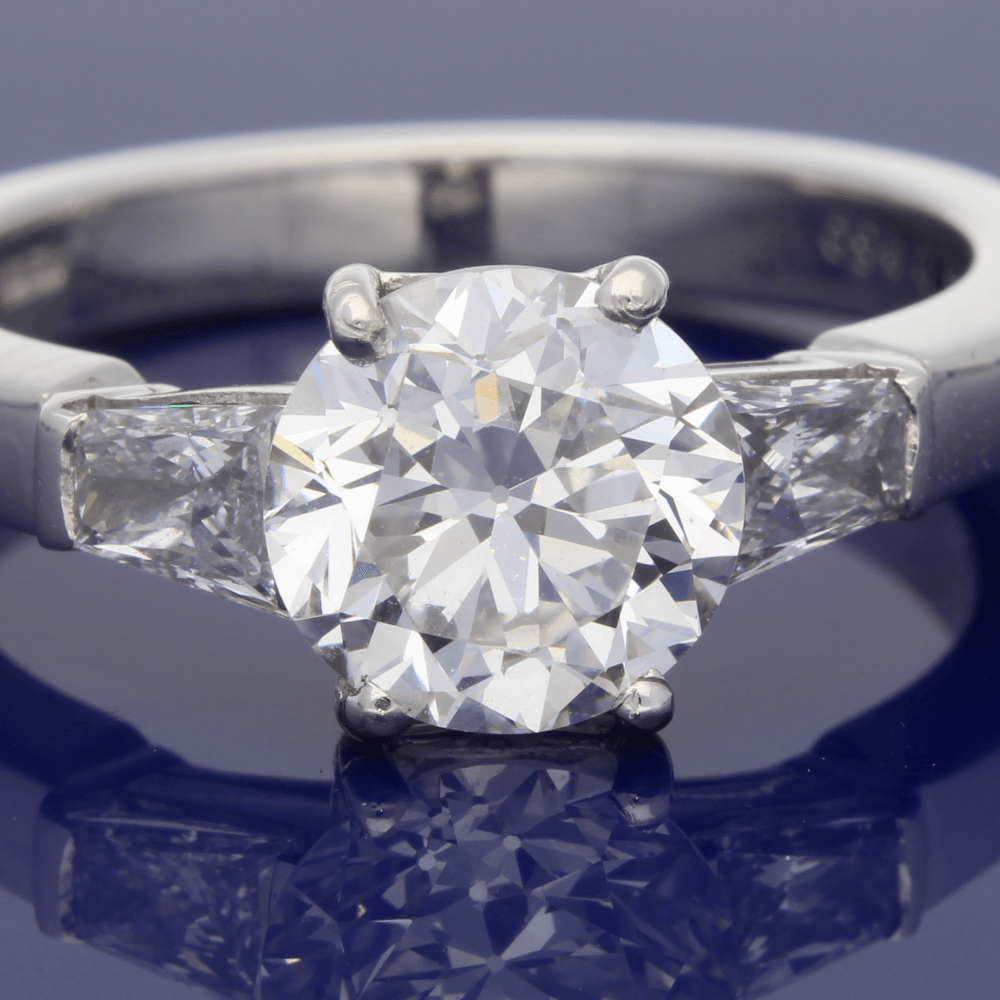 Solitaire diamond 2025 with baguettes