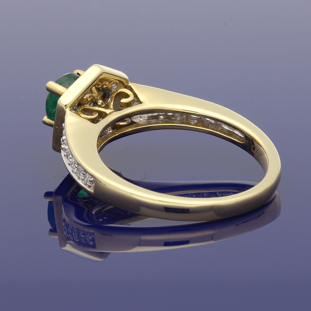 18ct Yellow Gold Emerald & Diamond Halo Cluster Ring