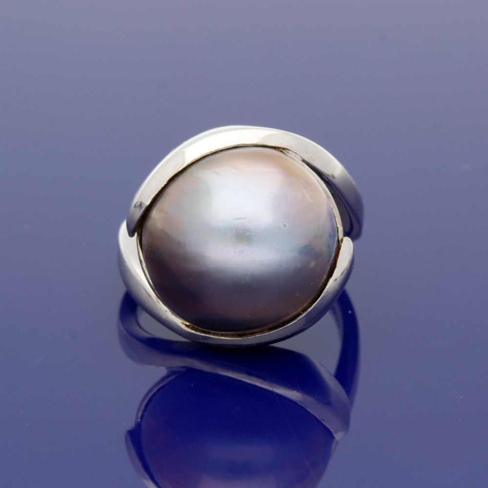 18ct White Gold Large Grey Mabé Pearl Ring