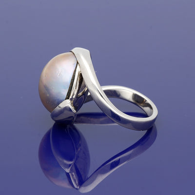 18ct White Gold Large Grey Mabé Pearl Ring